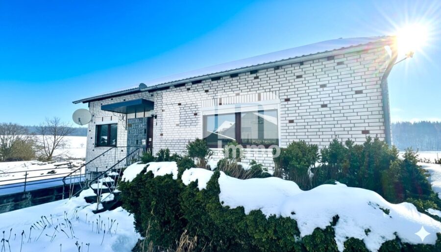 Wohn- / Hofensemble mit Einfamilienhaus, 2x Hofgebäude und altengerechter Bungalow - Bungalow Frontansicht